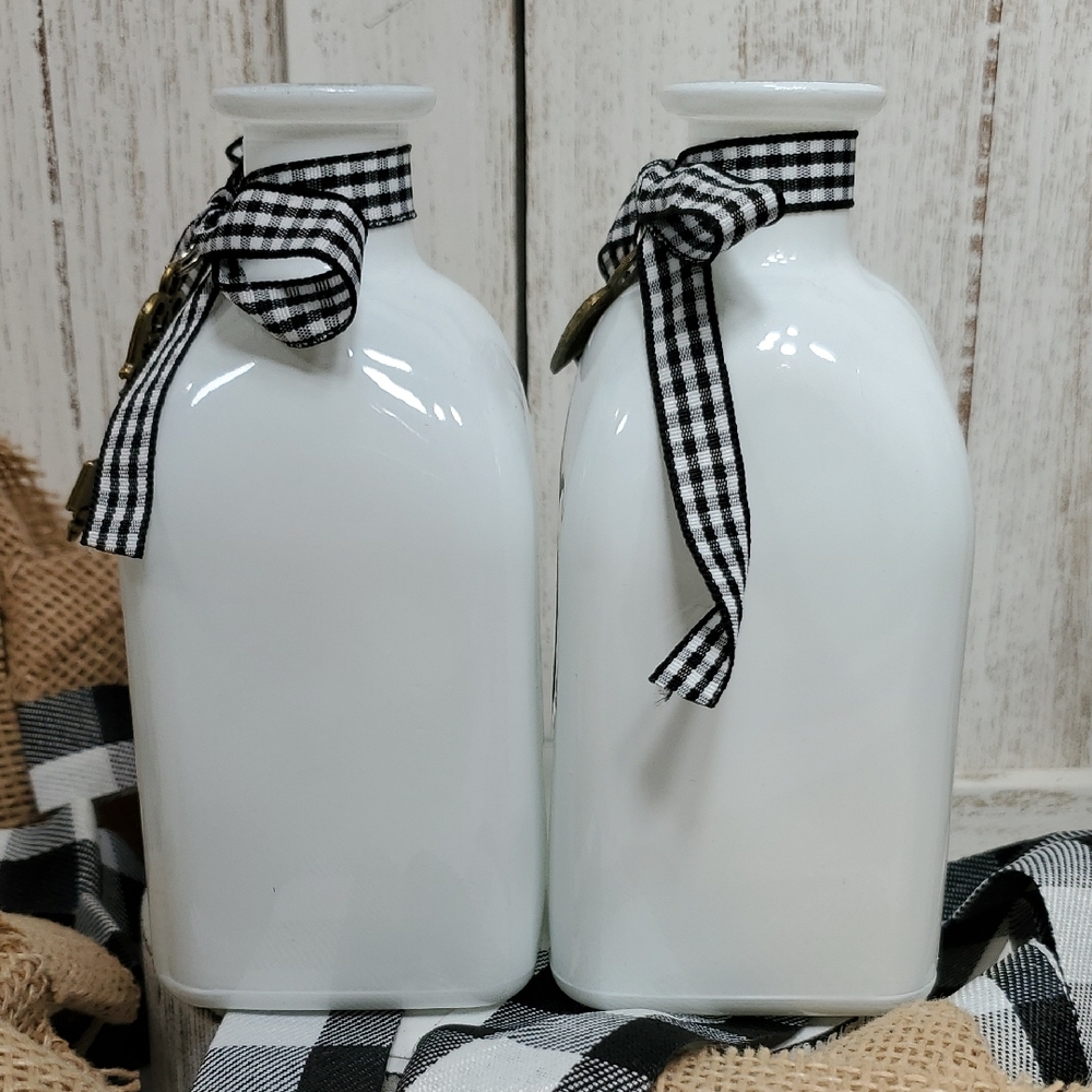 NEW White Bud Vases Buffalo Plaid Ribbon with Key & Heart Charms Country Bottles - Picture 2 of 8